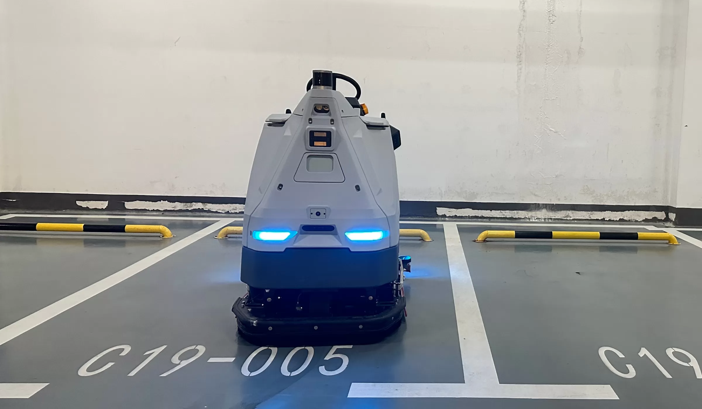 warehouse floor scrubber