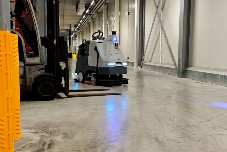 Sicherere Reinigung rund um Gabelstapler in Lagerhäusern